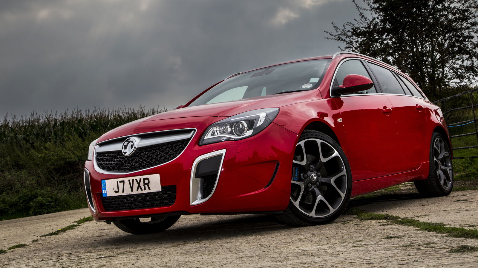 Vauxhall's 321bhp, 165mph Insignia VXR Is A Seductive Super Estate And One Hell Of A Bargain 