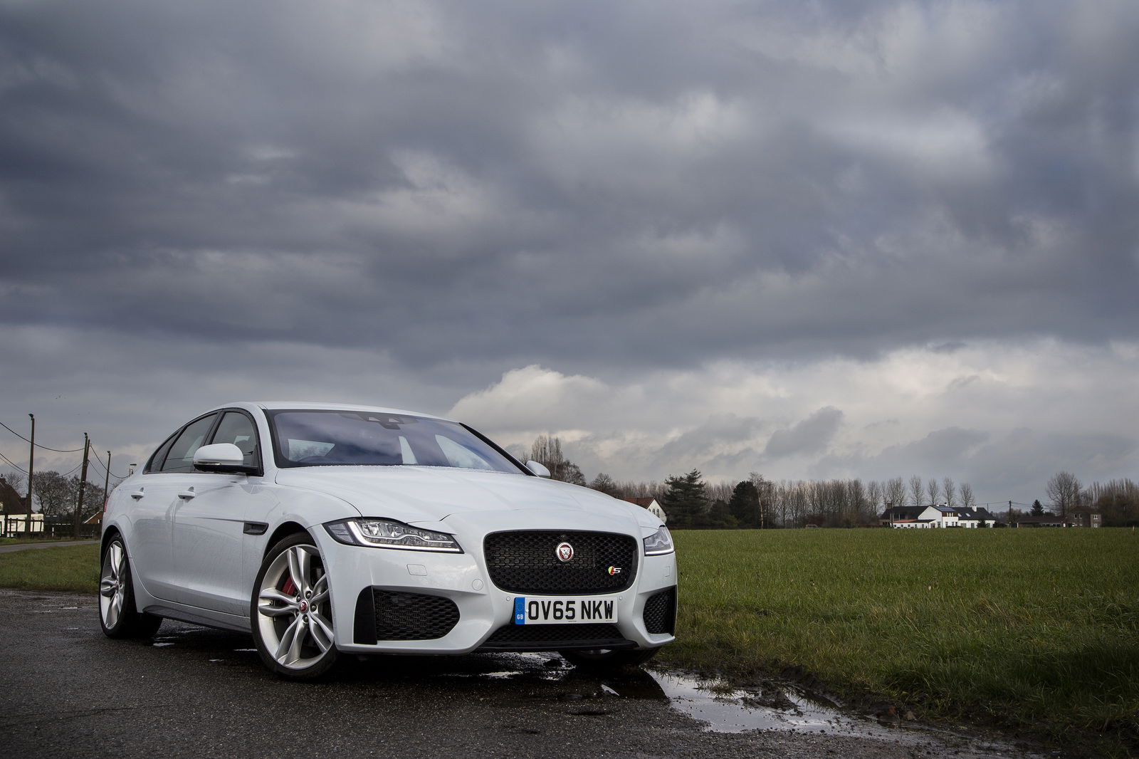 After sampling the Ingot Gold S petrol, we moved on to this gleaming Glacier White S diesel 