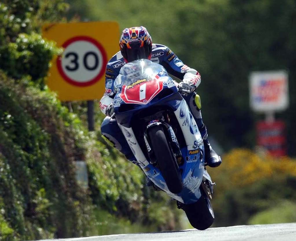 David Jefferies dominated at the TT on his GSX-R 1000 K1 TAS Suzuki (photo: Blackstaff Press Belfast) 