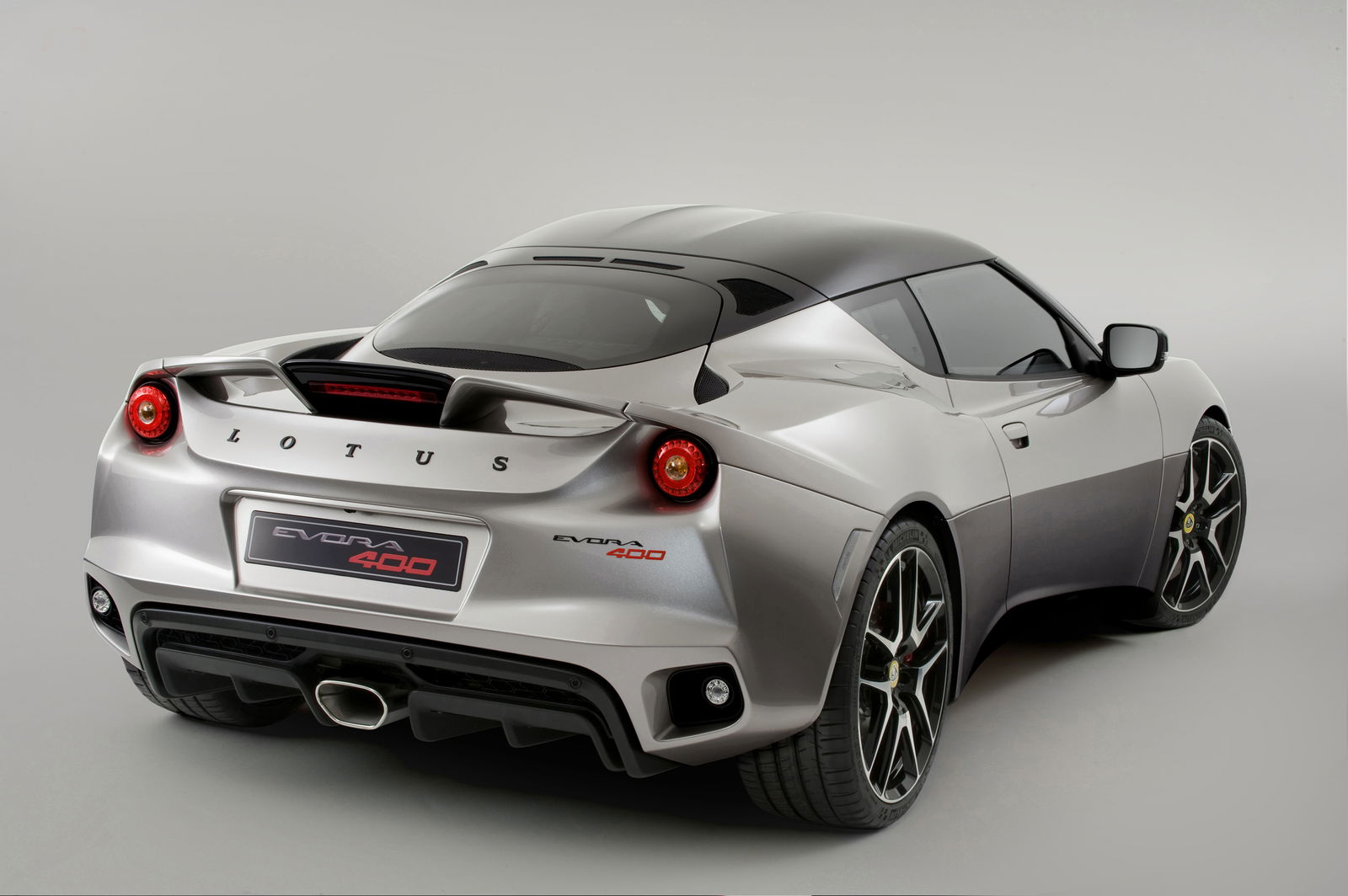 The Lotus Evora 400 Is A 186mph Cayman GT4-Fighting Road Rocket 