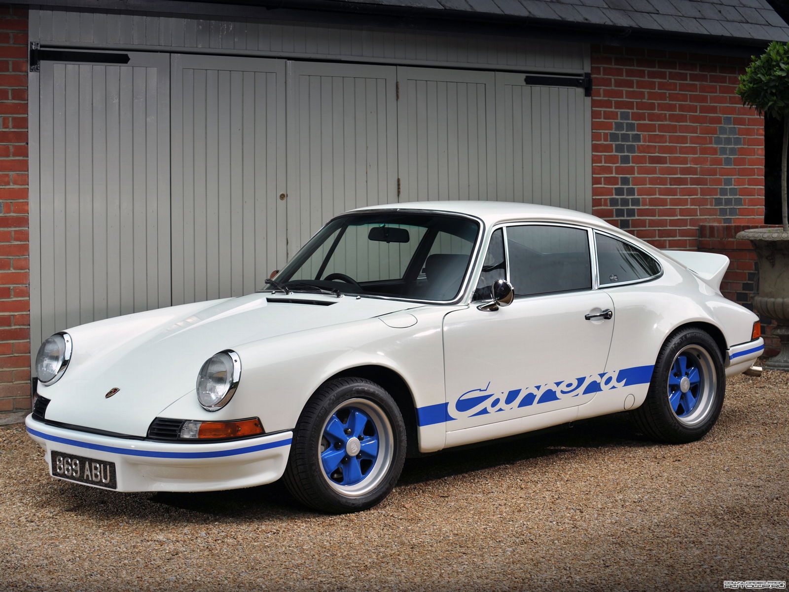 Probably the most famous air-cooled Porsche, the 2.7 Carrera RS. The last air-cooled Porsche was the 993 generation just before the turn of the 21st century