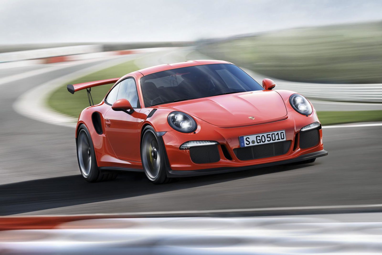 Unique front wheel arch air vents help to increase downforce on the front axle.
