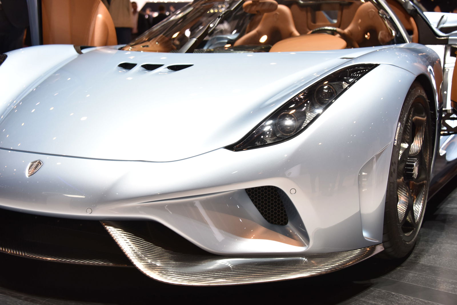 It has a new style of one-speed transmission called Koenigsegg Direct Drive