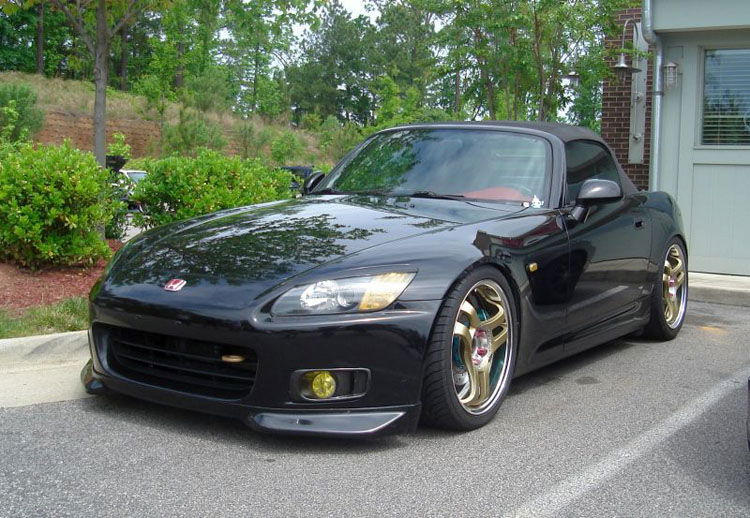 Honda S2000 wearing the aforementioned Advan Racing tri-spokes. Purrdy.