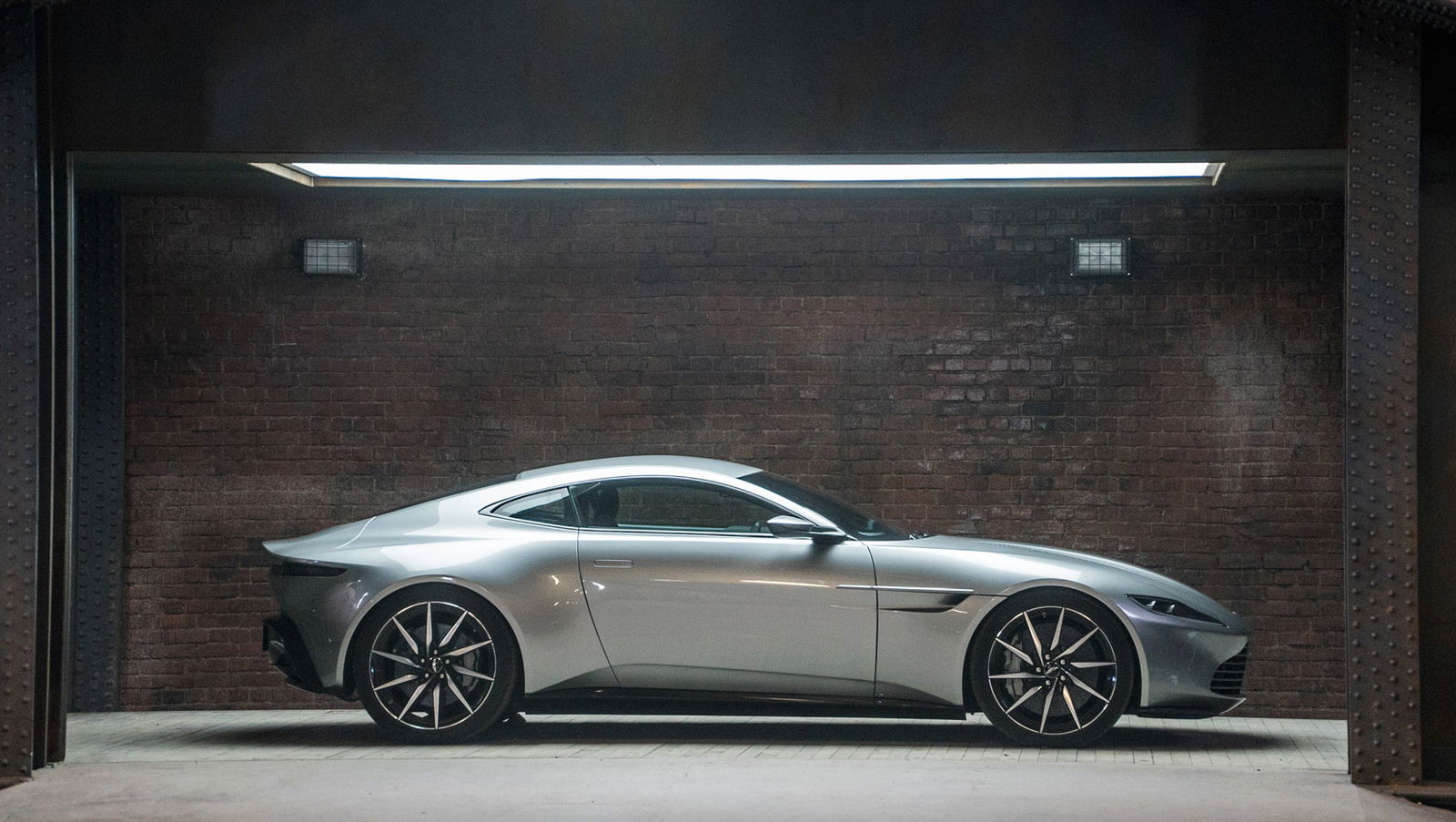Which Spectre Car Is Cooler? Aston Martin DB10 Or Jaguar C-X75