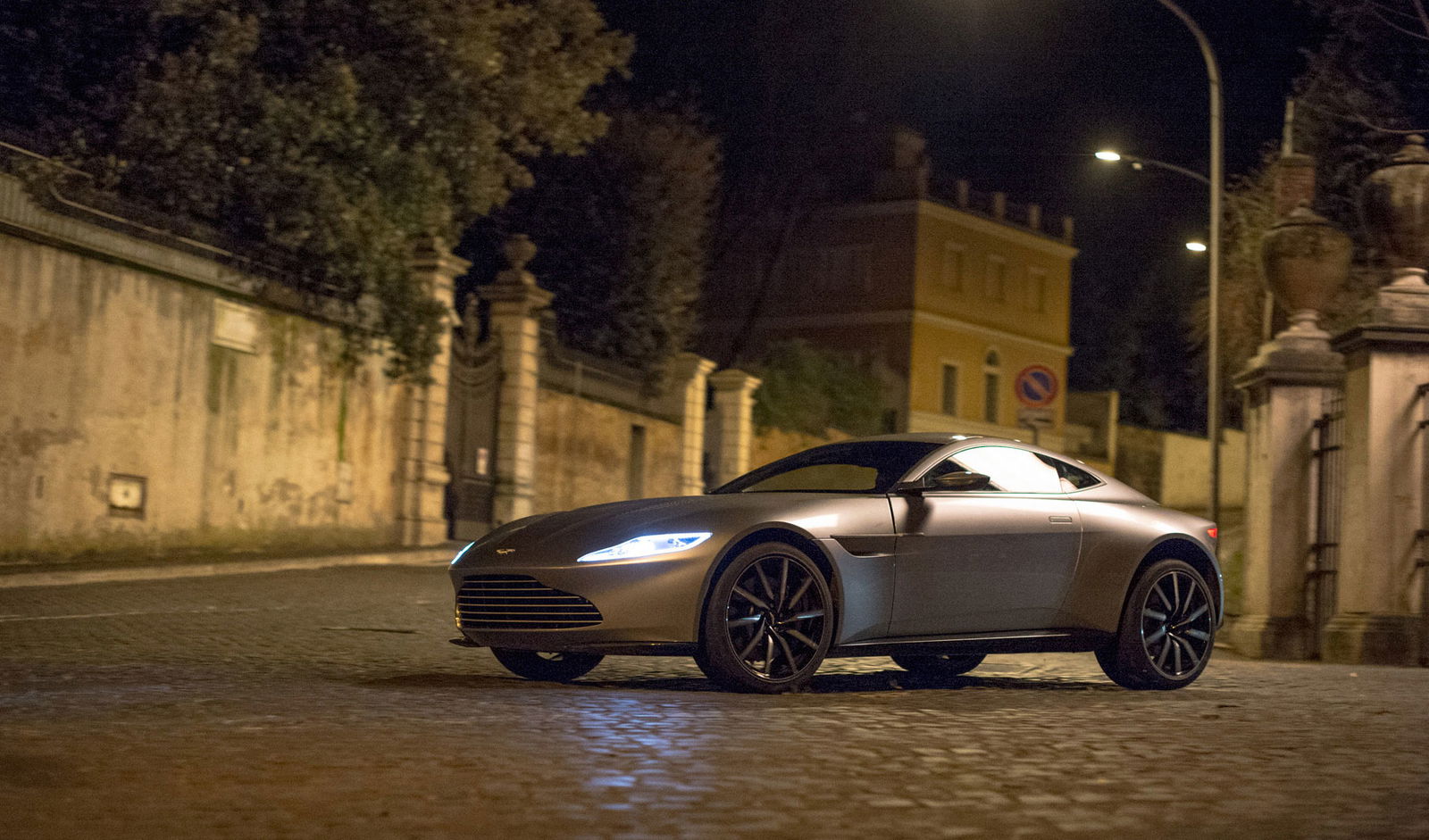 Which Spectre Car Is Cooler? Aston Martin DB10 Or Jaguar C-X75