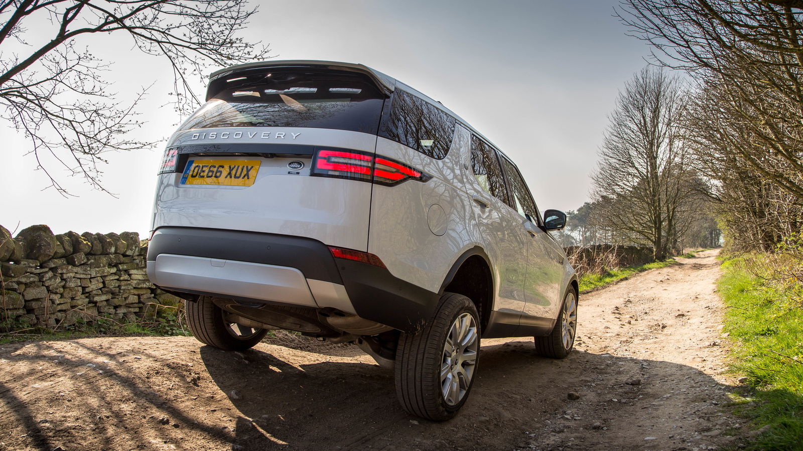 LR Design Boss Blames 'Wrong' Number Plates For Discovery's Odd Rear