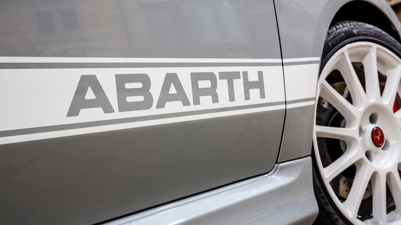 Abarth 595 Essesse Review: A Weirdly Alluring Ergonomic Disaster