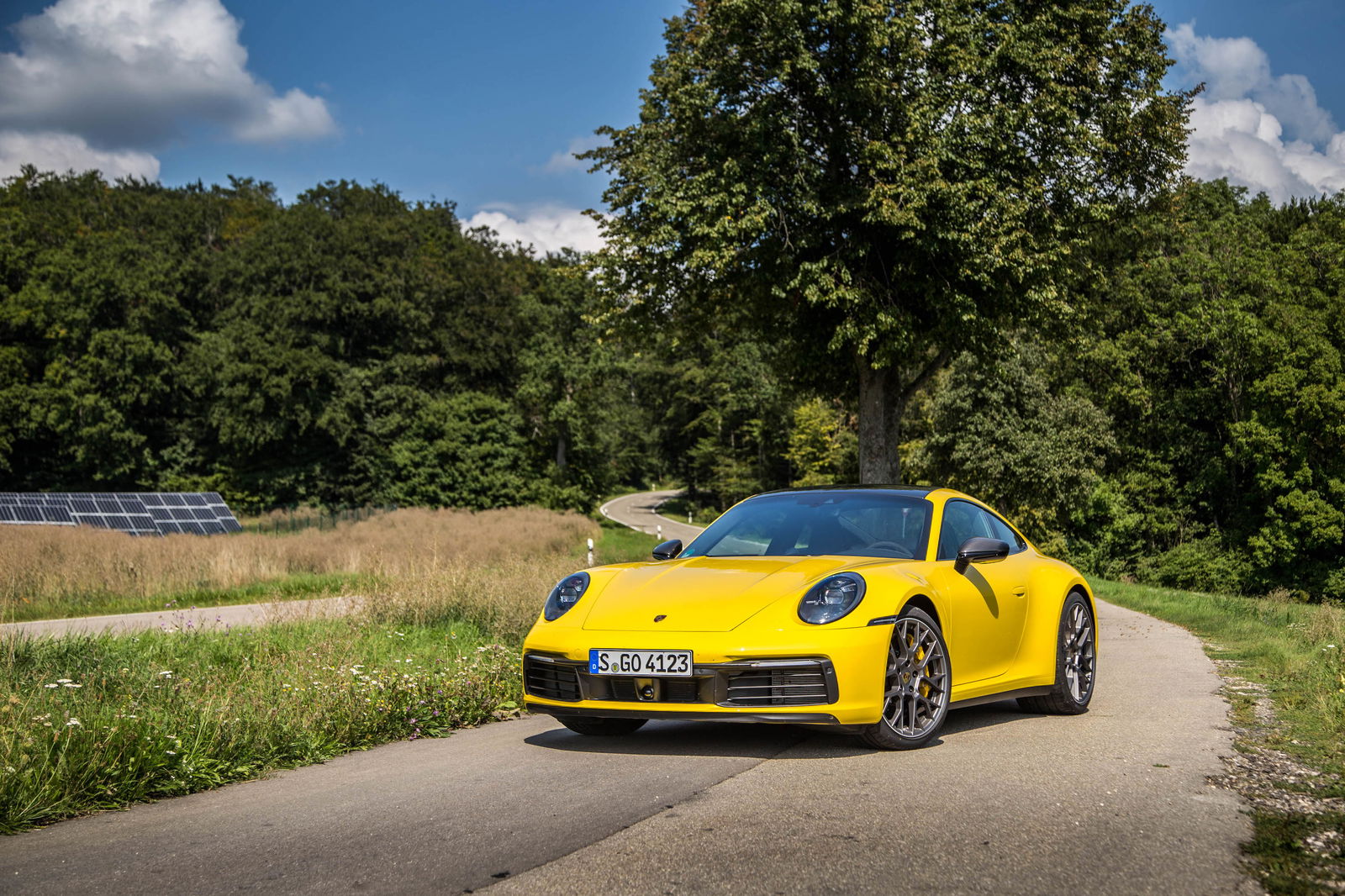 There's no manual for the base 992 Carrera. Yet...