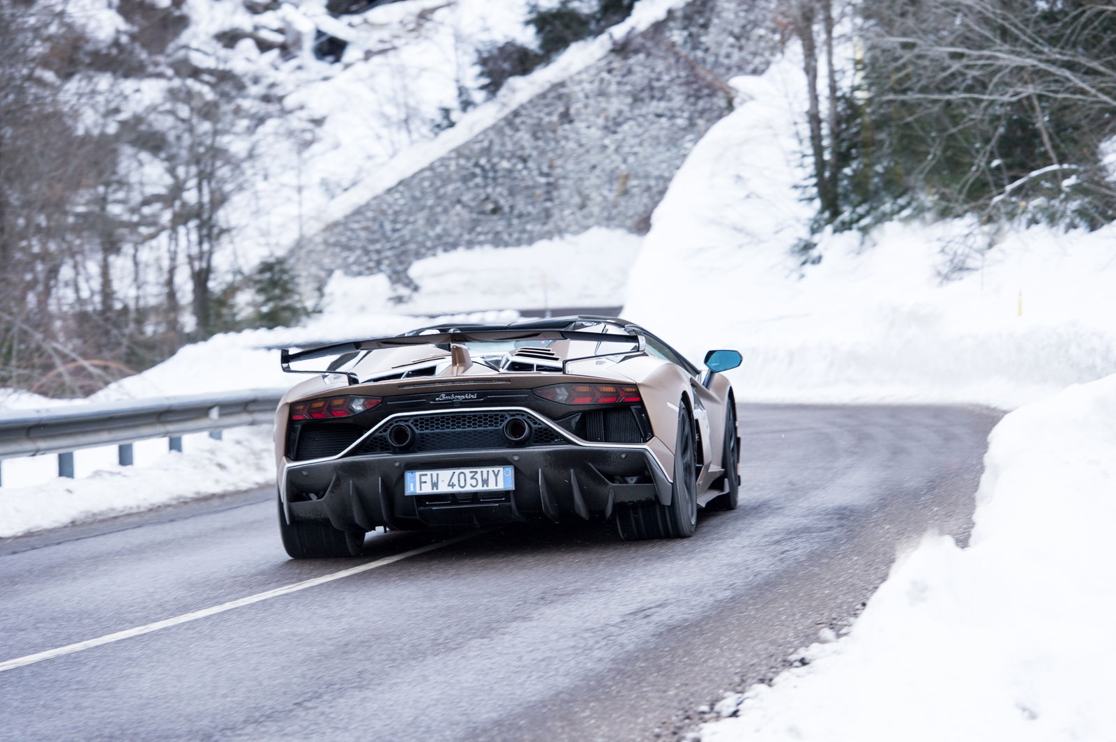 Lamborghini Aventador SVJ Vs Winter