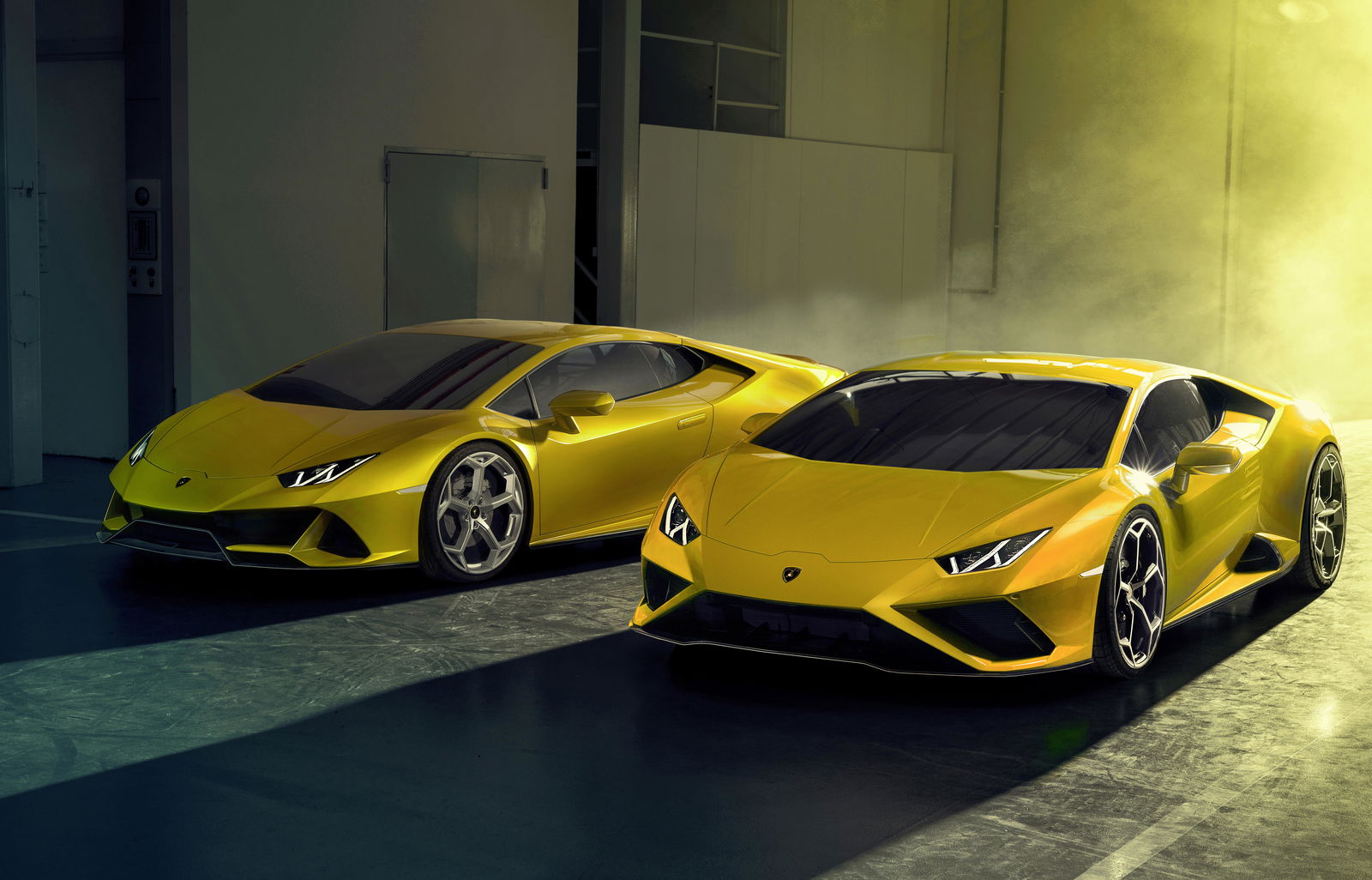 Here's how the Lamborghini Huracan Evo RWD (right) compares to the AWD version