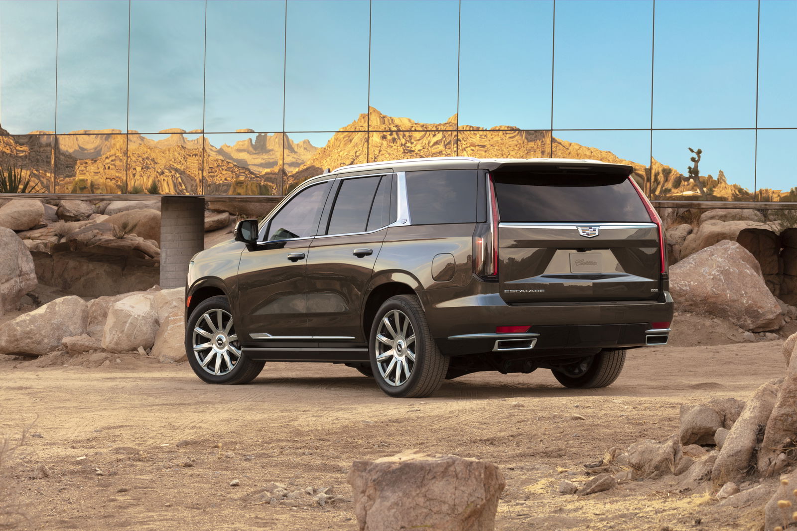 The New Cadillac Escalade Has 38 Inches Of OLED Screen And A Big Face