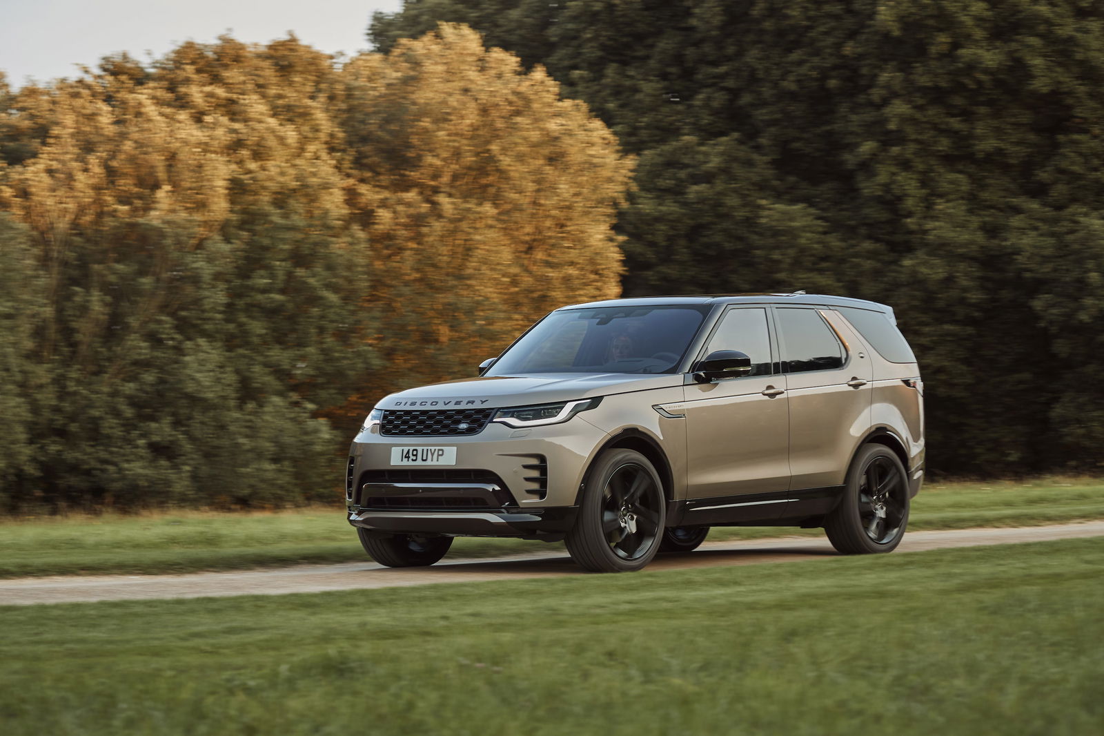 Sorry, The Facelifted Land Rover Discovery Still Has An Offset Number Plate