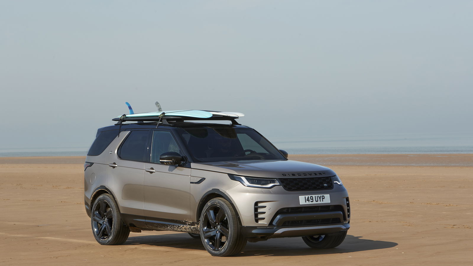Sorry, The Facelifted Land Rover Discovery Still Has An Offset Number Plate