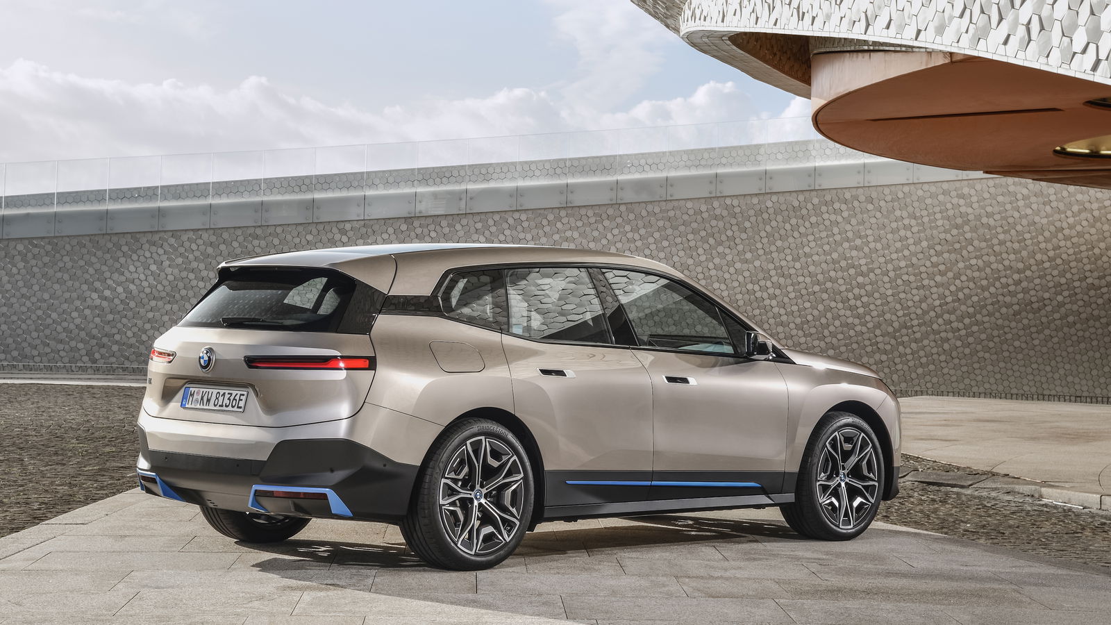 Plug-In BMW iX Arrives With 500bhp And A 372-Mile Range