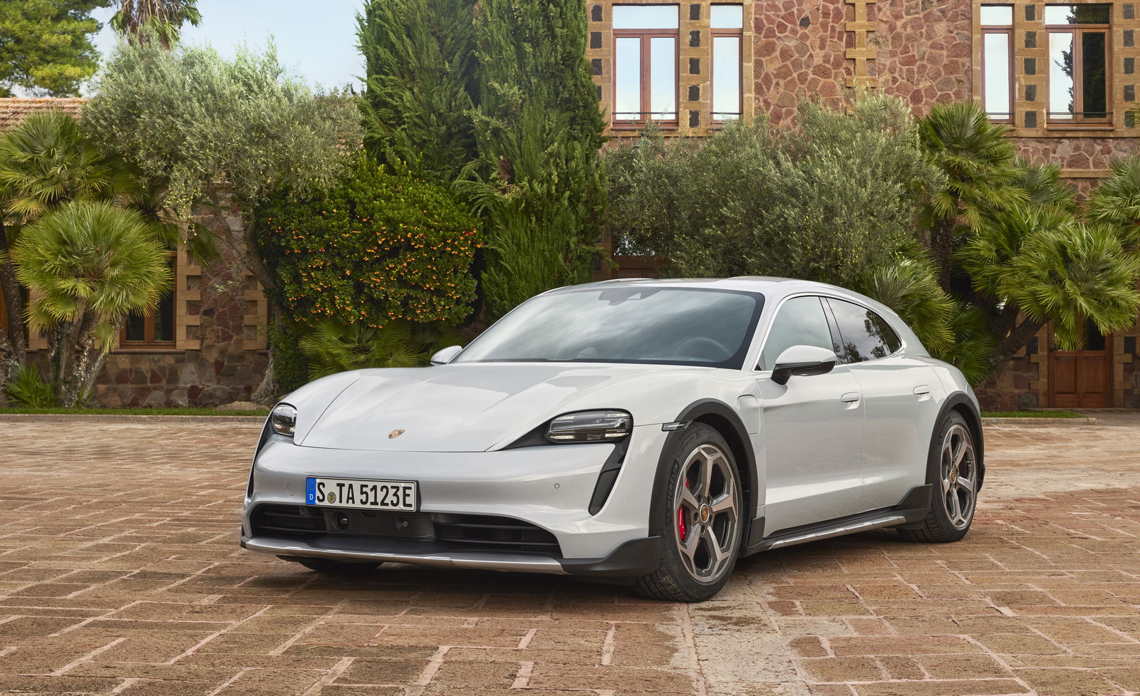 The 751bhp Porsche Taycan Cross Turismo Is The Ultimate EV All-Rounder