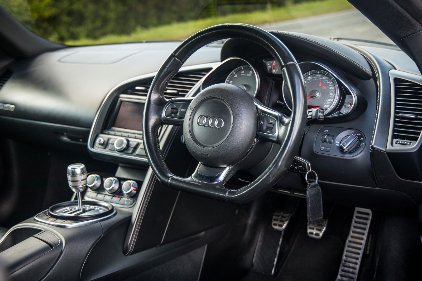 A Gated Manual 4.2 Audi R8 Is More Fun Than Any Modern Supercar