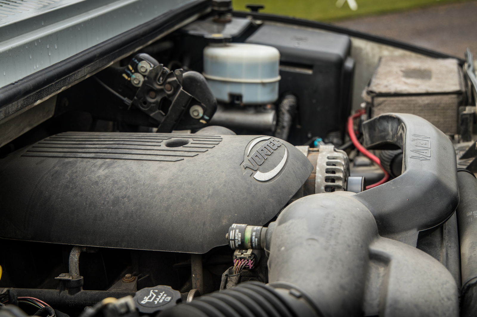 To get this view, you first need to remove the H2's big rubber bonnet straps