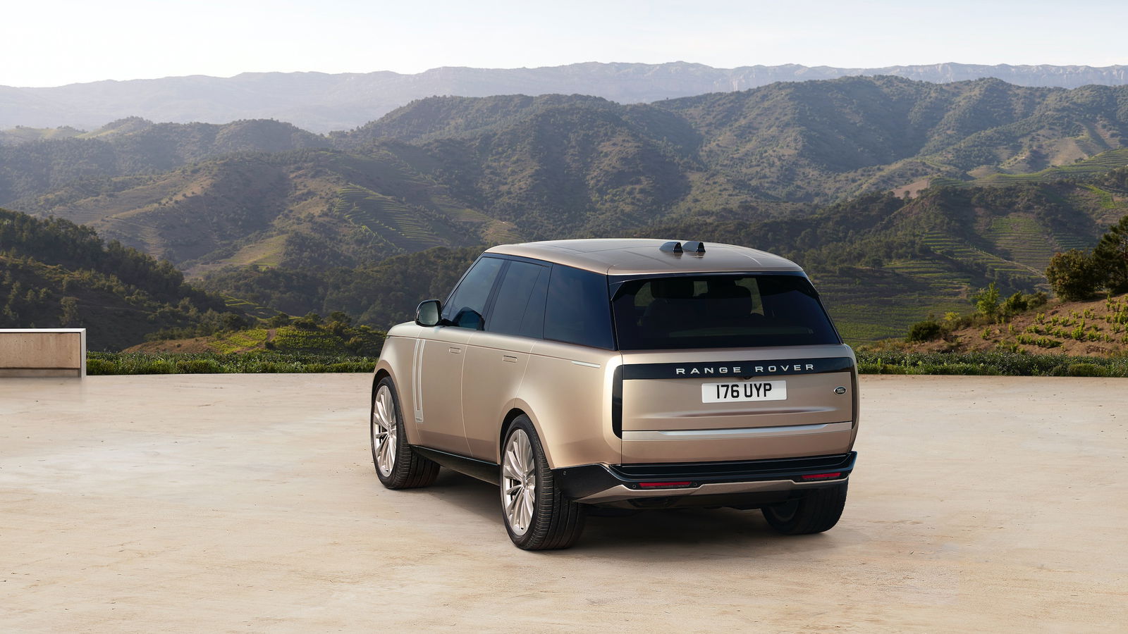 The New Range Rover Is Here With A 523bhp BMW V8 And 7 Seats