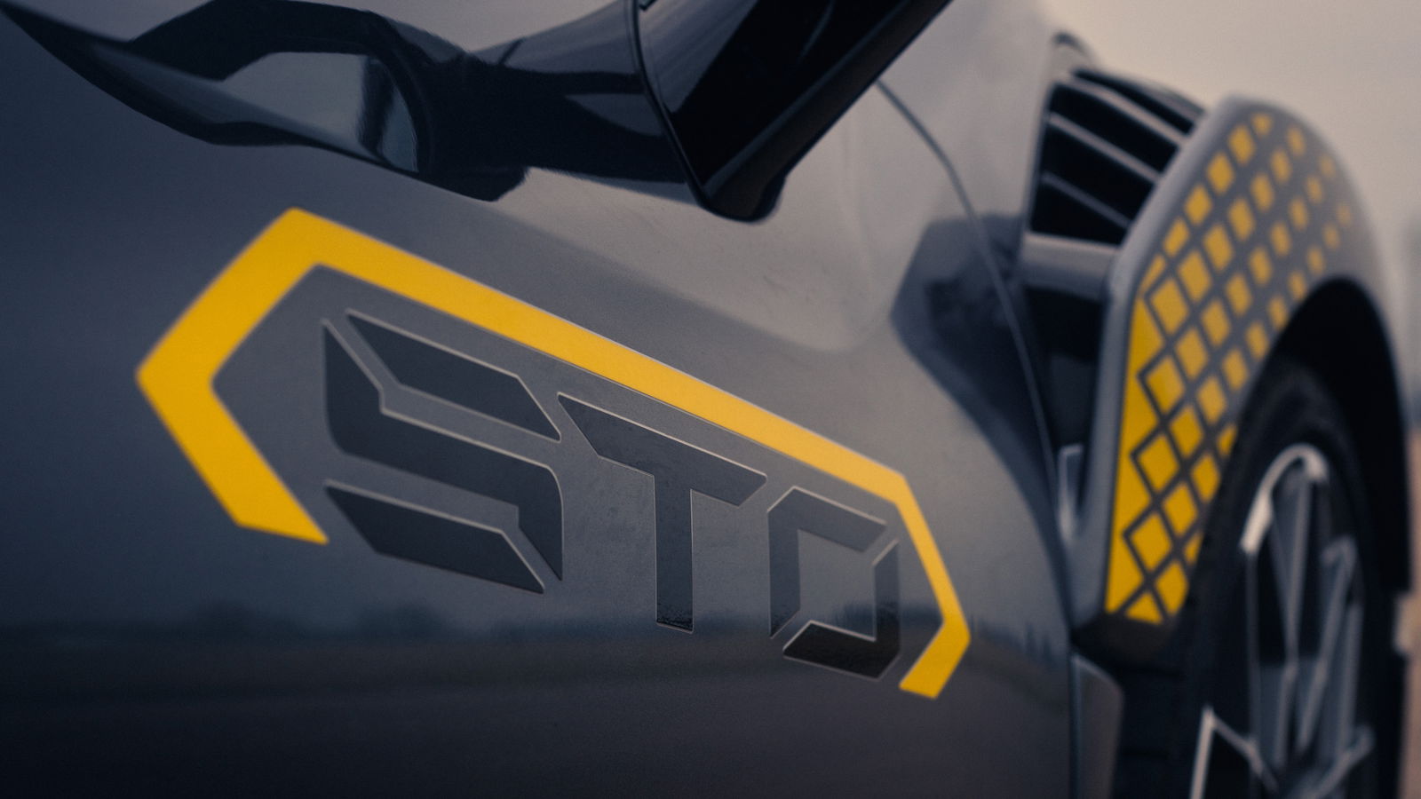 The Lamborghini Huracan STO Is A Noisy, Mildly Terrifying Tribute To Combustion