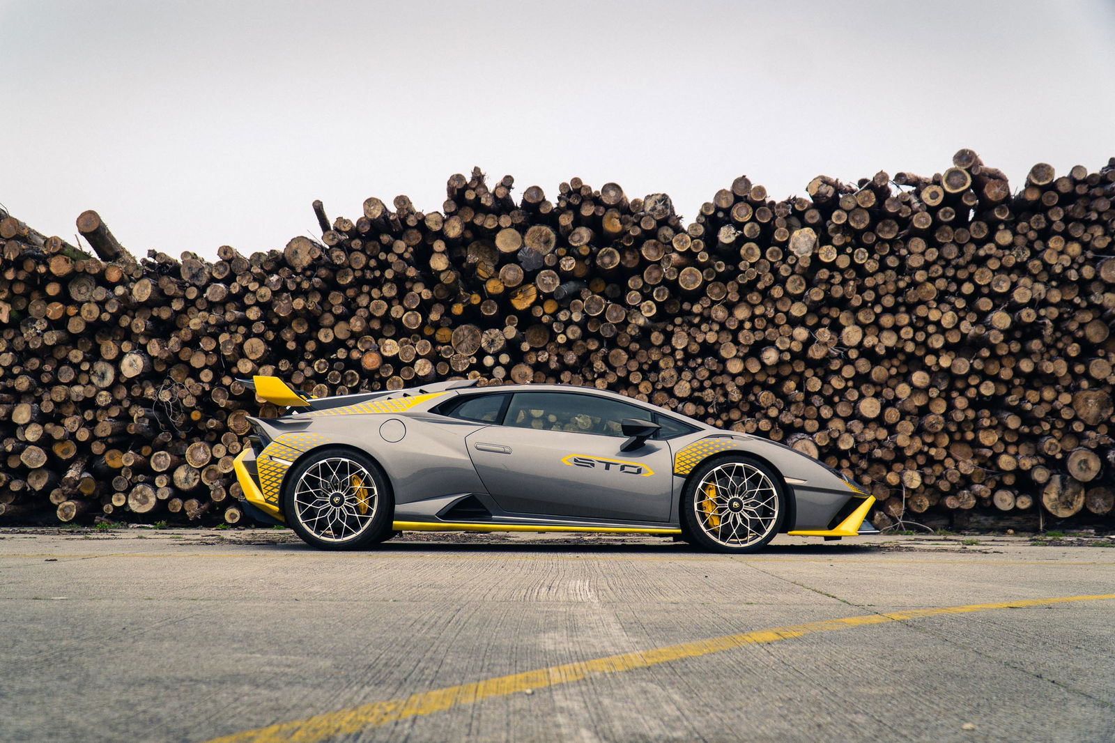 The Lamborghini Huracan STO Is A Noisy, Mildly Terrifying Tribute To Combustion
