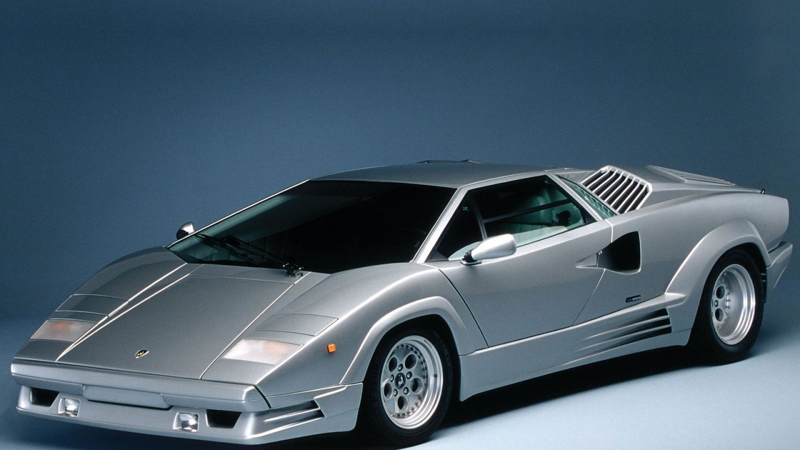 The Countach 25th Anniversary body lines were used as an inspiration for the Design 90