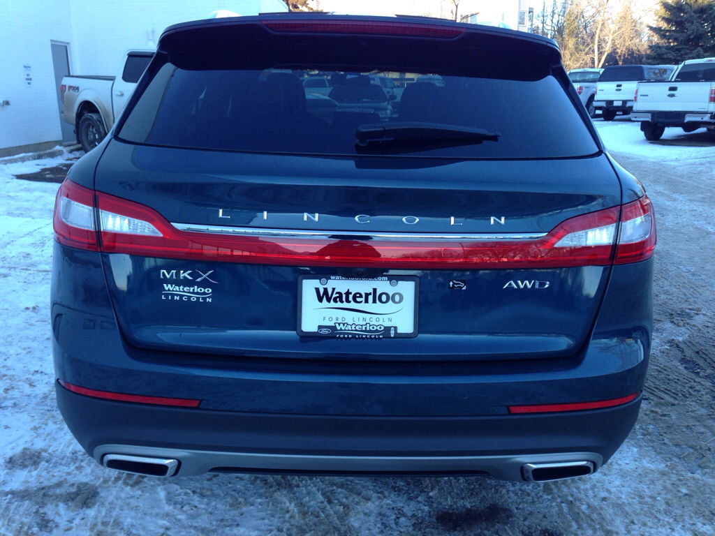 From back to front, the MKX looks pretty good. It's hard to see any resemblance of the Edge upon which it is based.