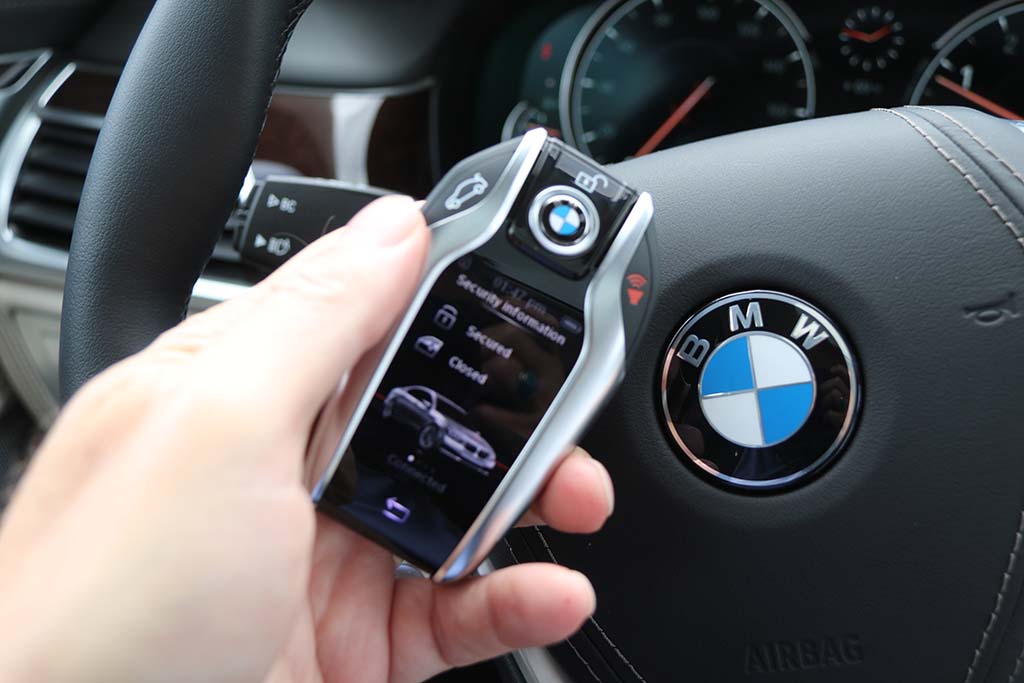 2016 BMW 750i xDrive: Utter Tech Fest Inside Out