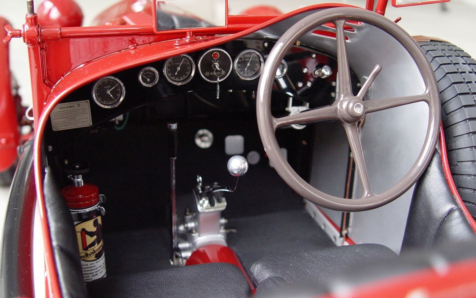 This is the inside of the 1931 Alfa Romeo 8C 2300 Monza you saw above. If you open the image you will notice that the material of the seats resembles the real leather.