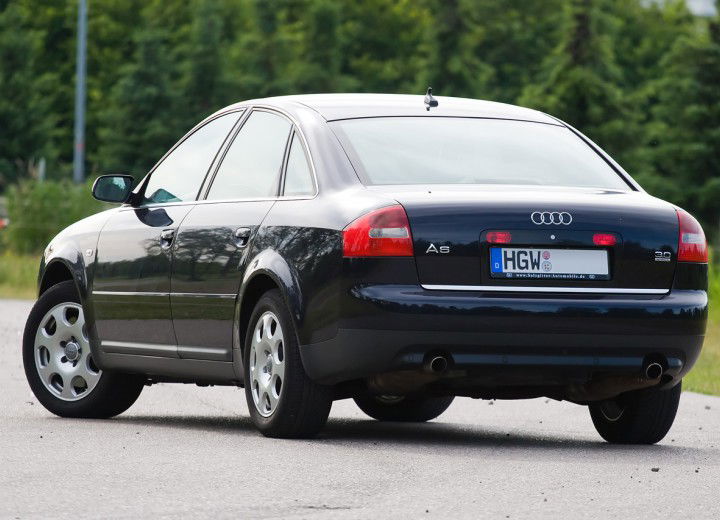 Nicely rounded up trunk and tail light, but...