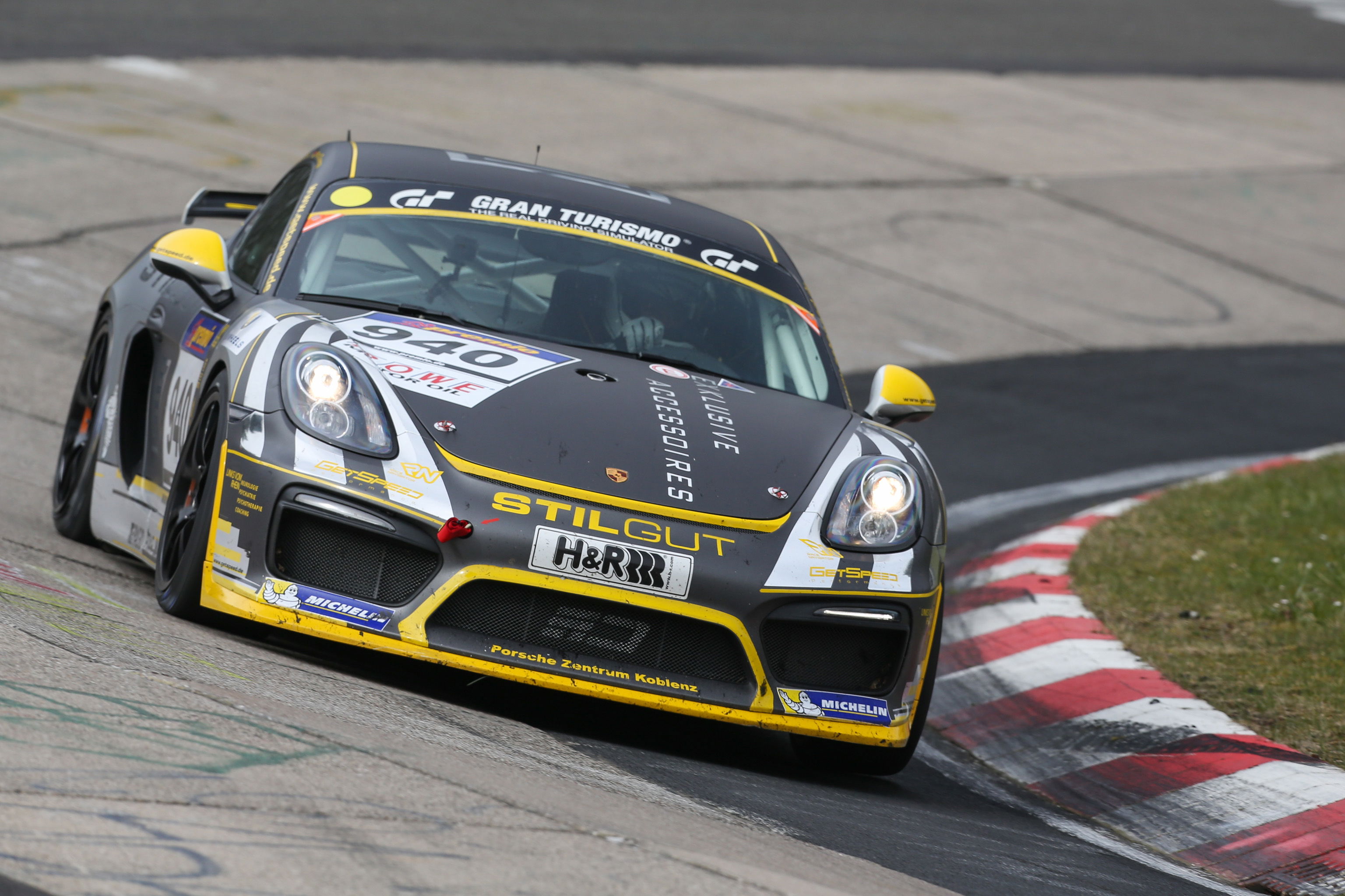 The first race of the new Cayman GT4 Trophy is history...