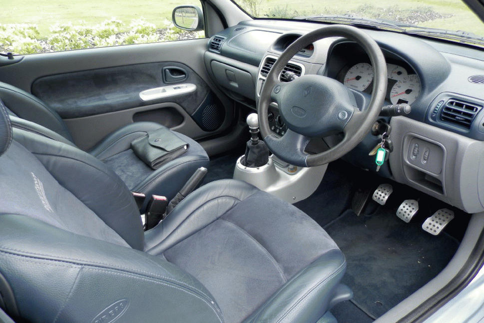 Suprisingly, the Clio V6's interior isn't any diffrent at all, compared to the standard Clio.