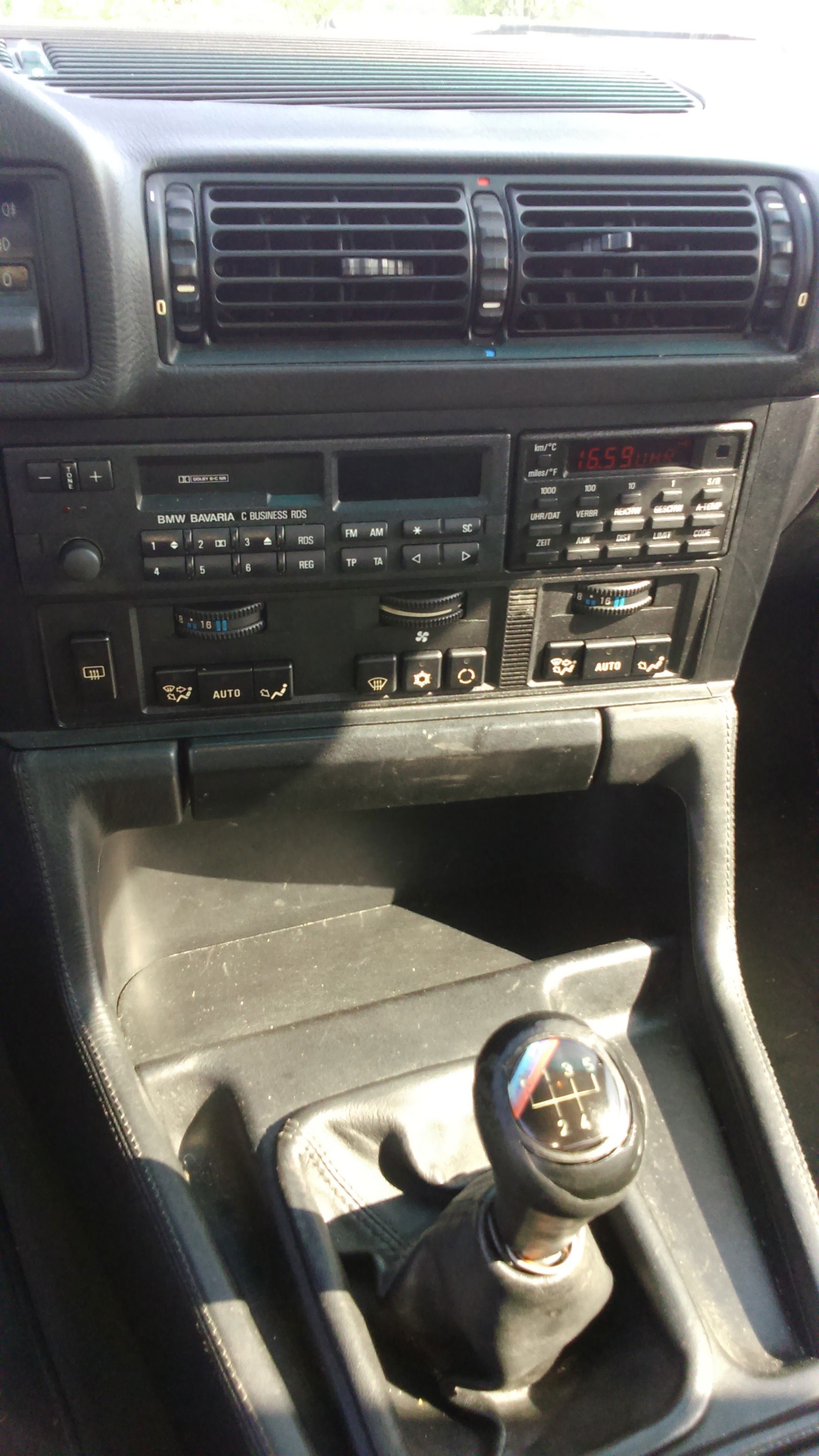 every E34 enthusiast will know if this climate control is automatic or just sth. that makes your car cold. Also a Digital clock with outside temp. gauge is no small boardcomputer. It just is not!