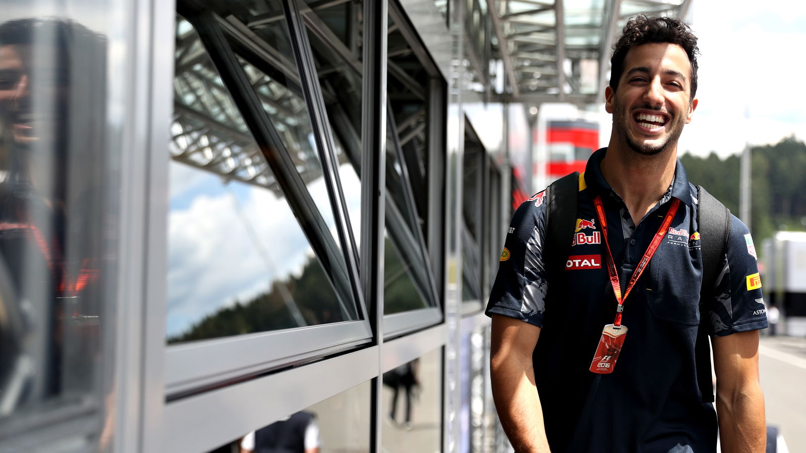 Daniel Ricciardo Has Roasted Lewis Hamilton On Twitter