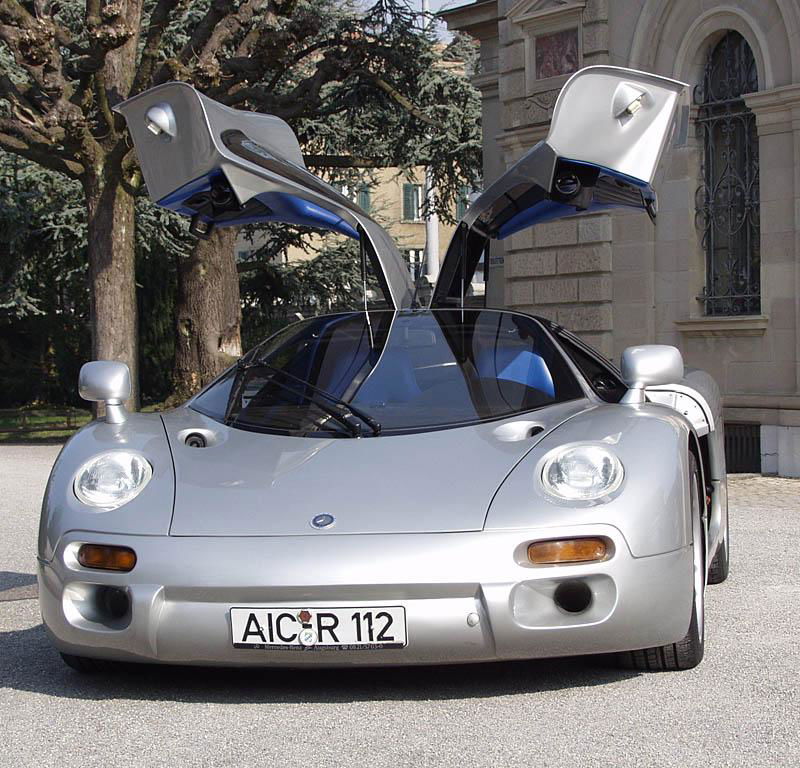 Note the huge windscreen and thin pillars, generating top-notch visibility
