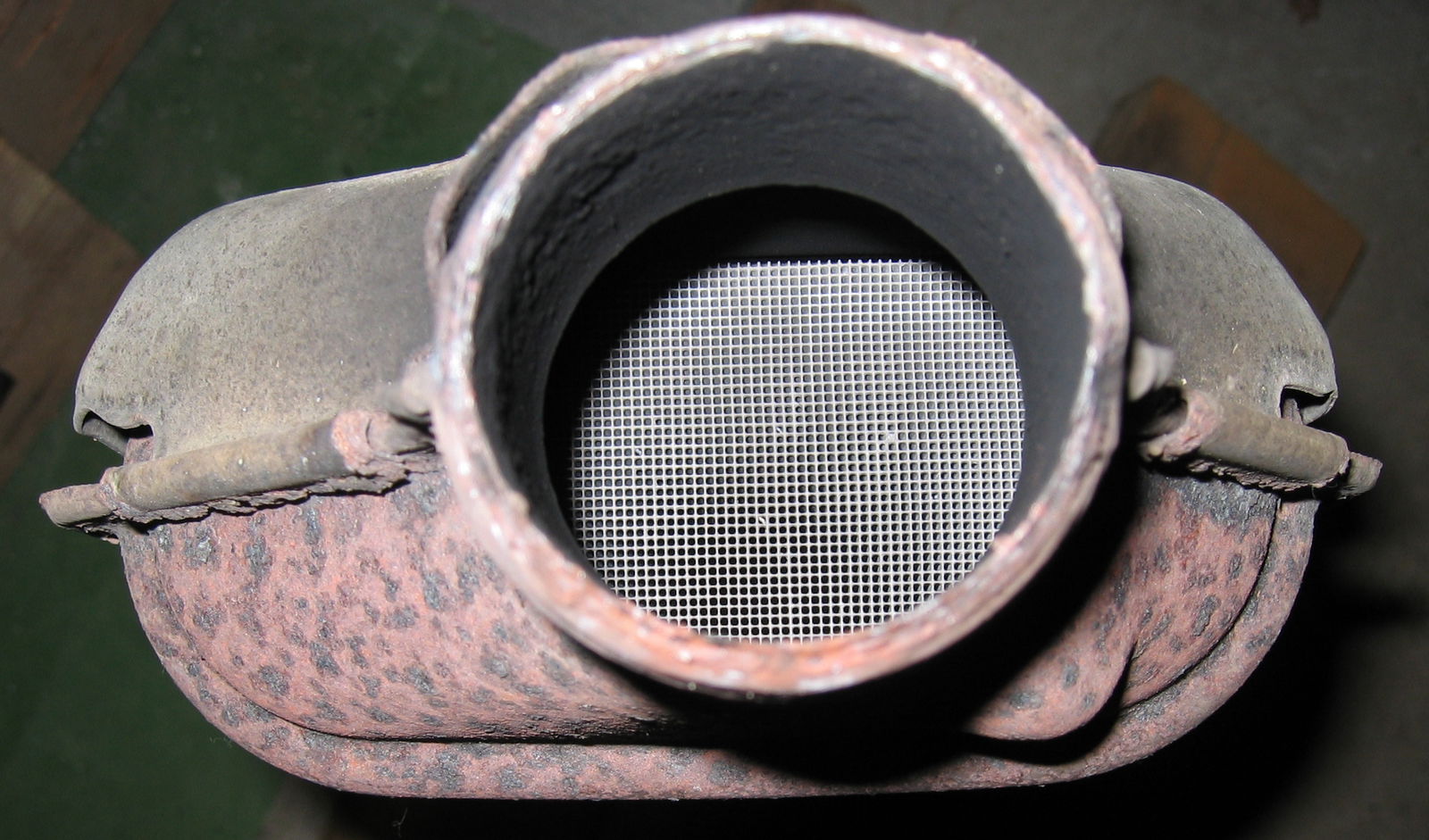 The honeycomb mesh maximises the surface area for the exhaust gases to interact with