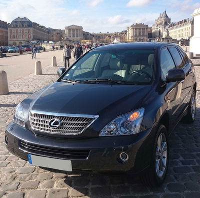 In front of the Versailles Castle, it looks like it's home.