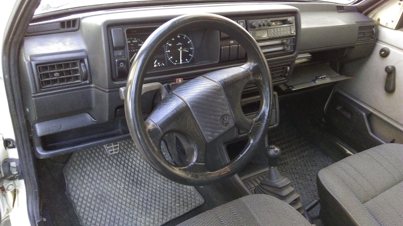 Changed the awful original steering wheel for a GTI one.
