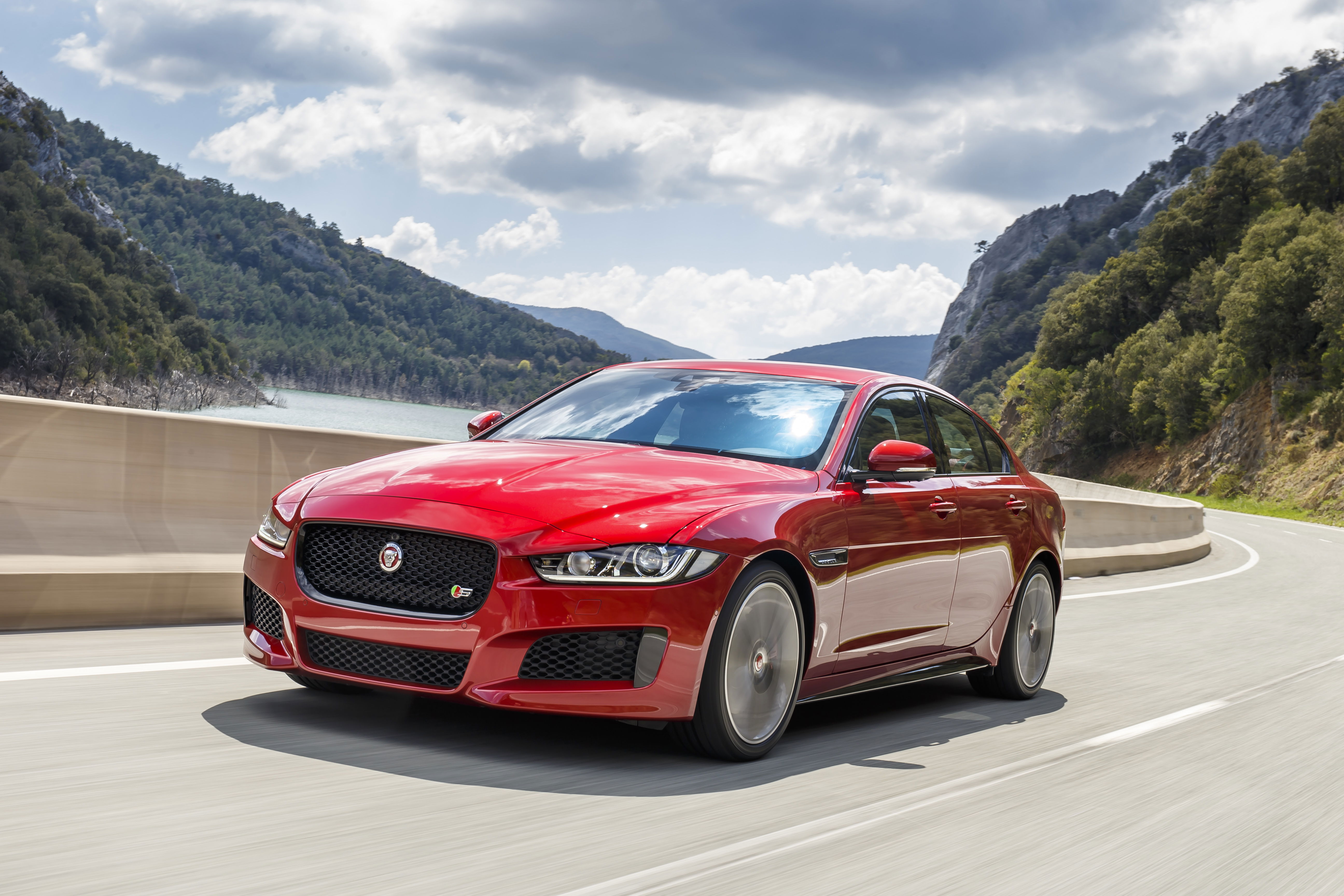 The New 375bhp Jaguar XE S Is The Closest Thing To A BMW M3 That JLR Makes