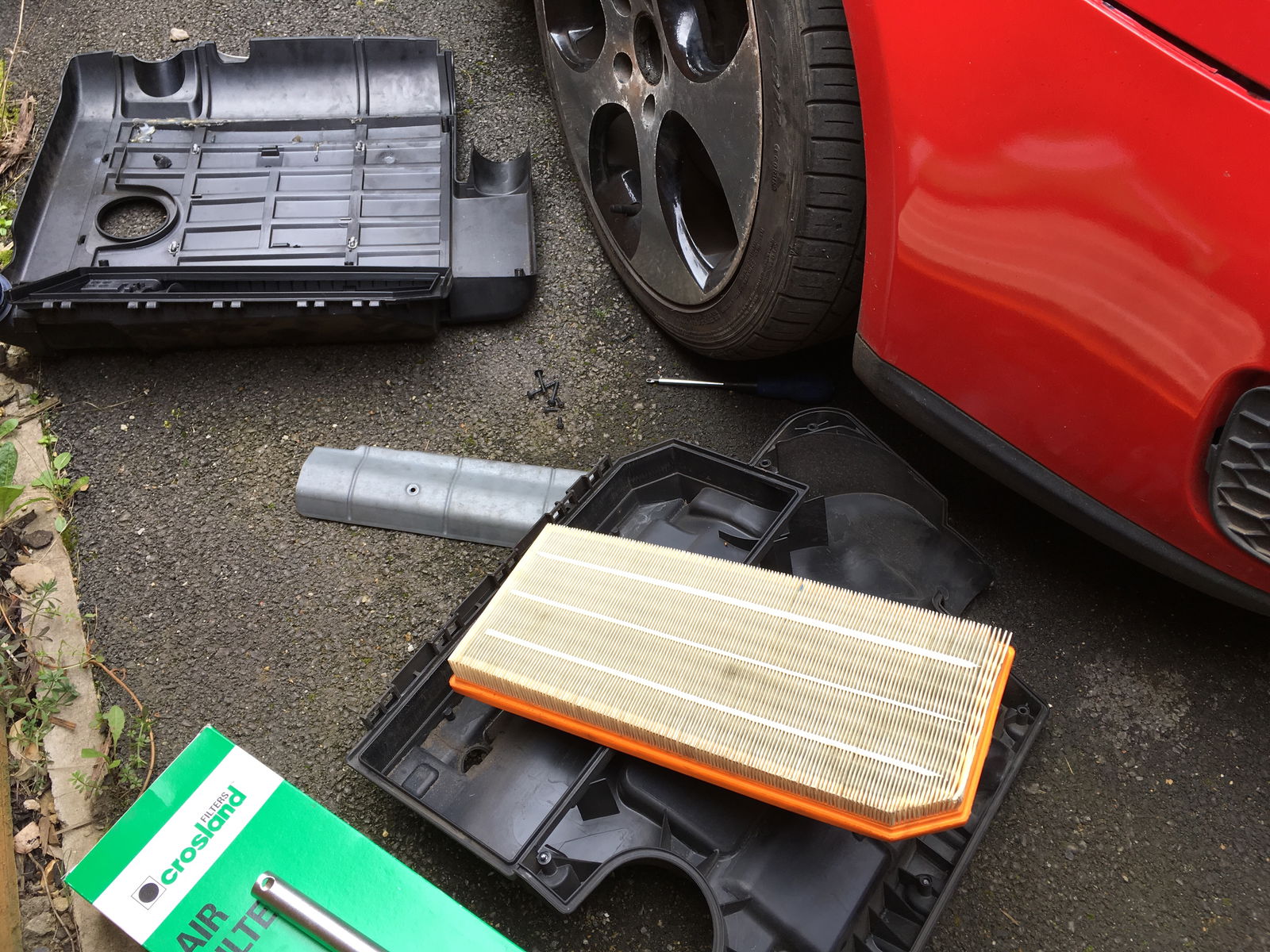 Everything you have to take off to get to the air filter. And yes, I know my front offside wheel is in dire need of a refurb...