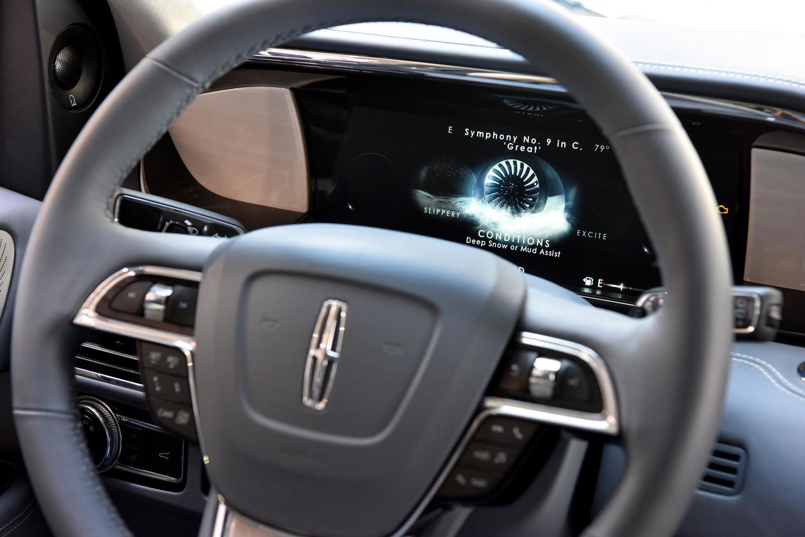 The New Lincoln Navigator Is A Massive Towing Monster