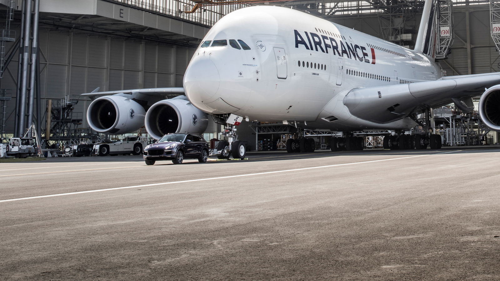 Porsche Just Broke A World Record By Pulling An Airbus A380 With A Cayenne