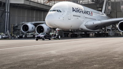 Porsche Just Broke A World Record By Pulling An Airbus A380 With A Cayenne