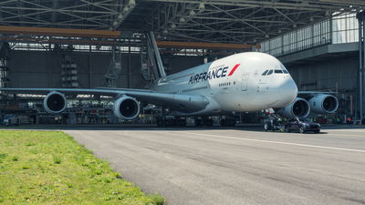 Porsche Just Broke A World Record By Pulling An Airbus A380 With A Cayenne