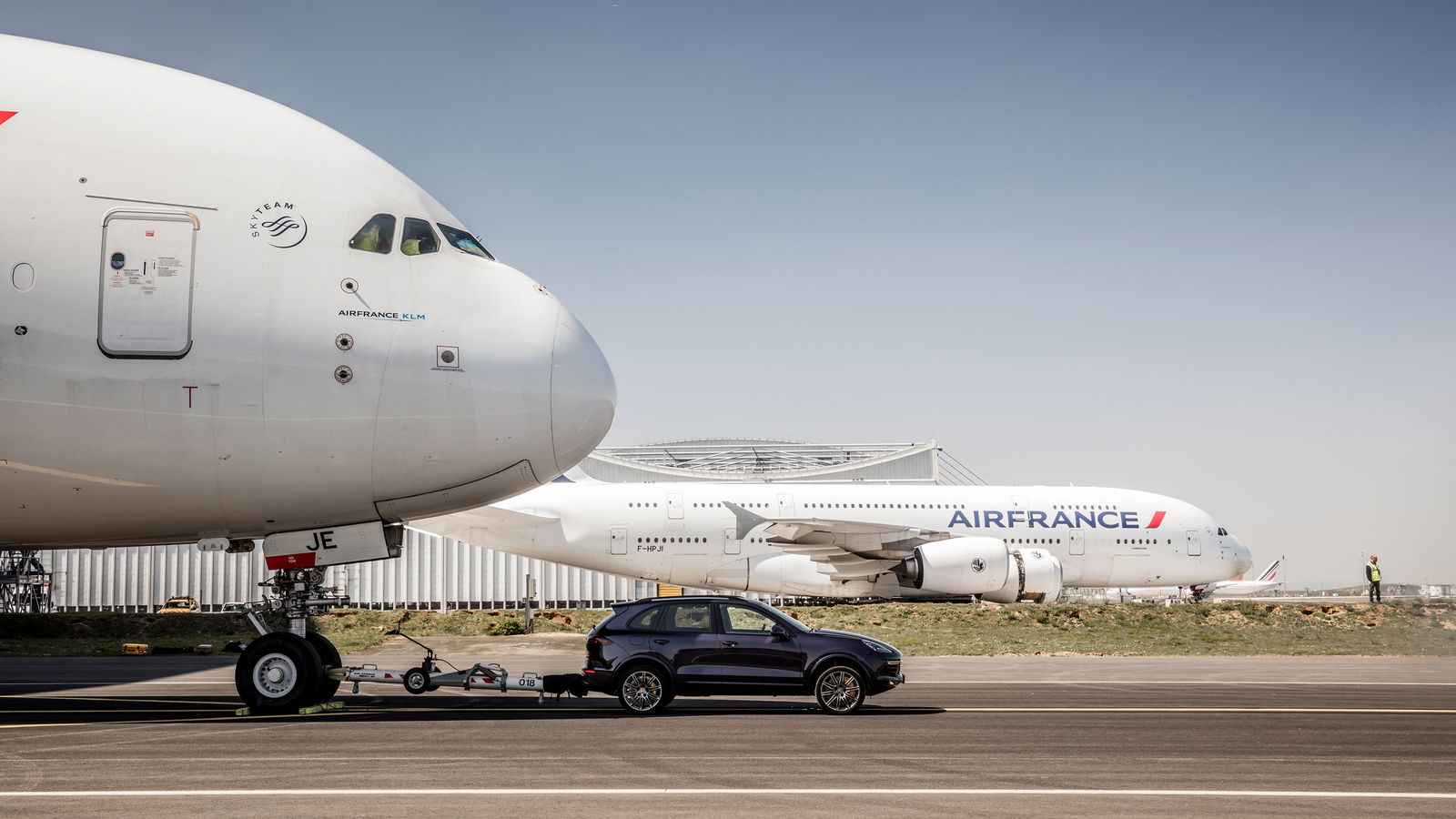 Porsche Just Broke A World Record By Pulling An Airbus A380 With A Cayenne