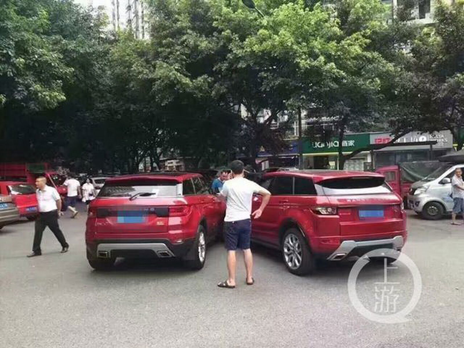 This Chinese Range Rover Evoque Copycat Crashed Embarrassingly Into The Real Thing