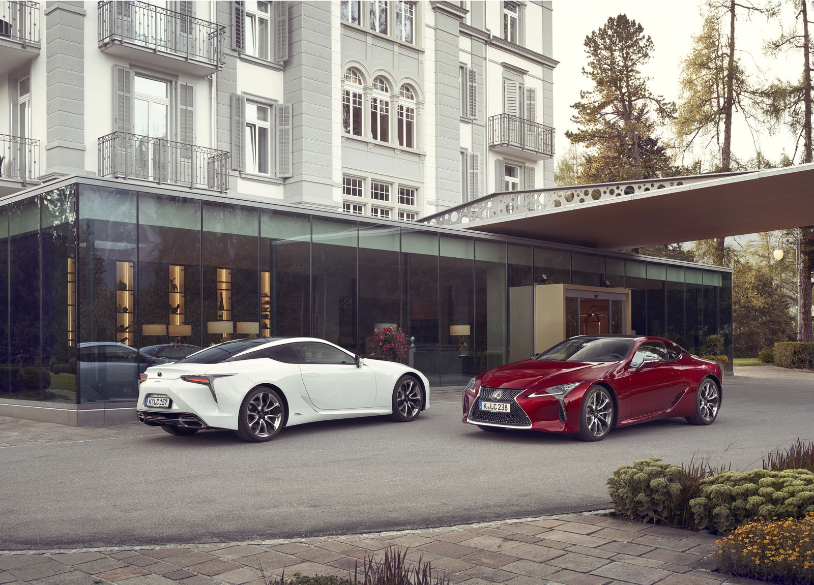The hybrid and V8 models share exactly the same pricing in the UK, with the range starting at £76,595