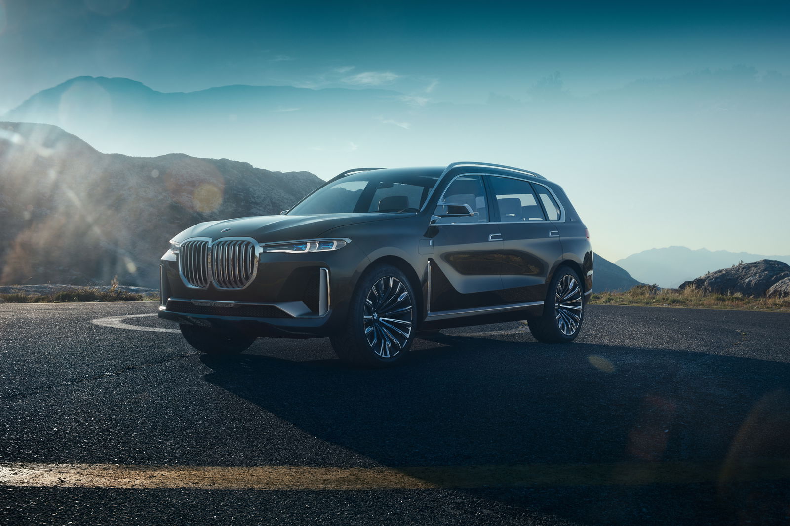 The BMW Concept X7 iPerformance Is A Highly Conspicuous Three-Row SUV