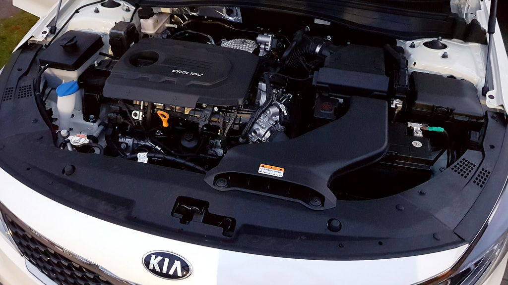 Chain driven DOHC Hyundai U2 engine. Surprisingly compact, but the Turbo is gigantic.