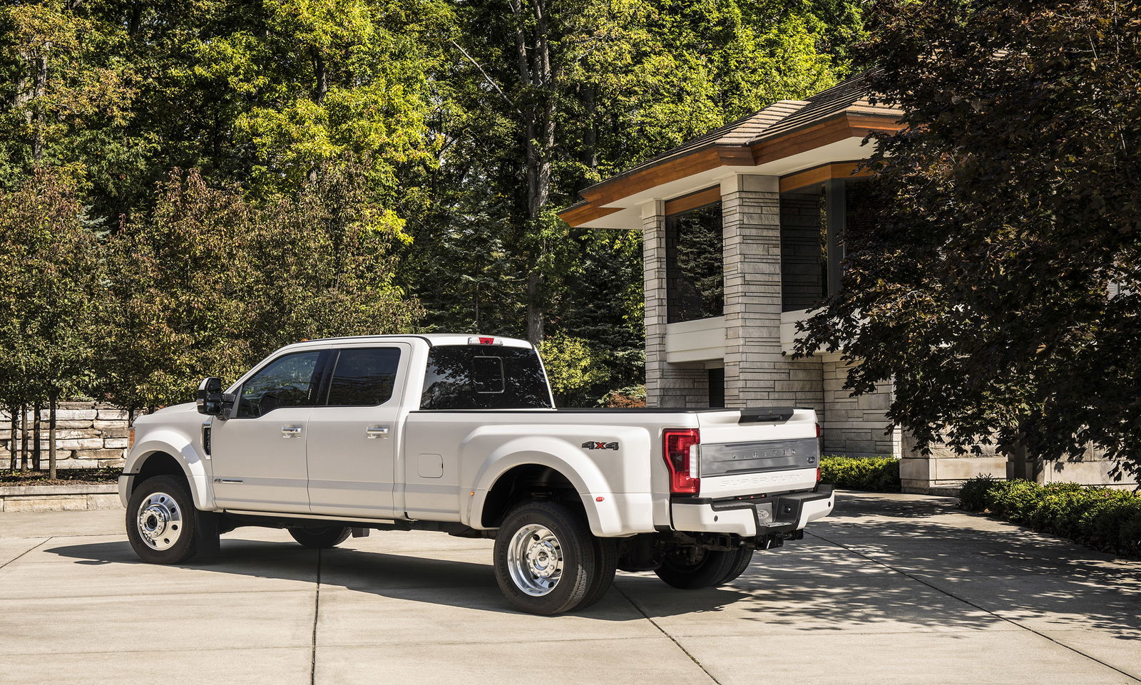 Ford's Mighty New F-450 Super Duty Truck Can Tow Over 15 Tonnes